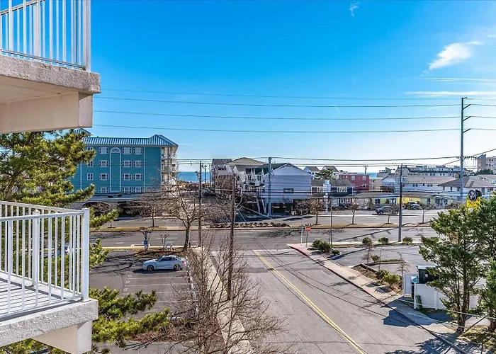 Beautiful 3 Bed At Triton's Trumpet With Bay View! *