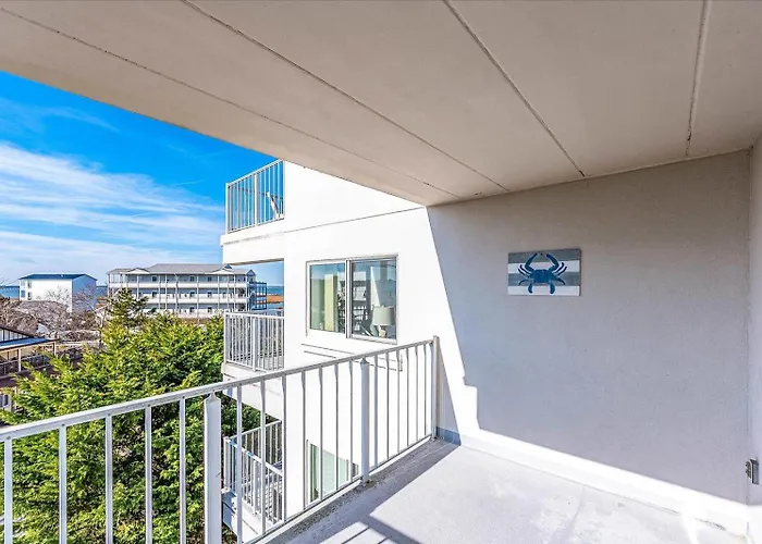 Beautiful 3 Bed At Triton's Trumpet With Bay View! *